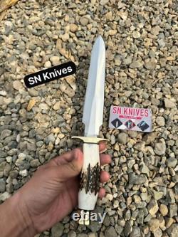 15 DAGUES DE CHASSE FAITES MAIN EN ACIER D2 AVEC MANCHETTE EN CORNE DE CERF ET ÉTUI
