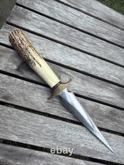 Couteau dague stiletto style Randall Trench gaucher artisan 01 en acier carbone avec bois de cerf