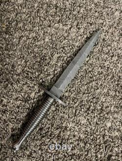Couteau de chasse Bowie à dague en acier de Damas fabriqué à la main sur mesure avec étui en cuir