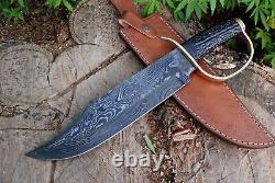Couteau de chasse et de survie en acier damas fait main avec garde en laiton et manche en résine