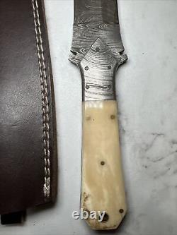 Couteau de chasse poignard en acier damas forgé à la main personnalisé