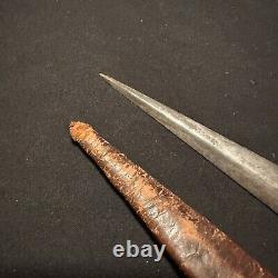 Couteau de combat antique fabriqué au théâtre avec fourreau en cuir cousu