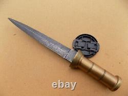 Couteau de combat en damas fait main personnalisé signé de manière inconnue.