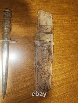 Couteau de combat / poignard de théâtre d’opérations de la Seconde Guerre mondiale avec fourreau, identifié au nom du sergent Joseph Failla, 27e division d’infanterie