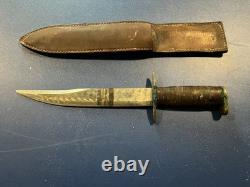 Couteau de combat vintage de la Seconde Guerre mondiale avec étui en cuir