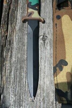 Couteau poignard GERBER GUARDIAN II en acier inoxydable avec motif de camouflage en camo, en très bon état.