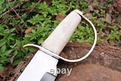 D Guard Handmade D2 Hunting Survival Dagger Camp Bowie Knife Bone Handle<br/>Translated to French:  <br/>
D Guard Couteau de chasse fait main D2 de survie de camp Bowie avec manche en os