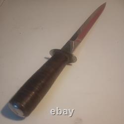 Dague antique à lame double tranchant de style stiletto avec fourreau, gravée à la main