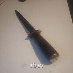 Dague antique à lame double tranchant de style stiletto avec fourreau, gravée à la main
