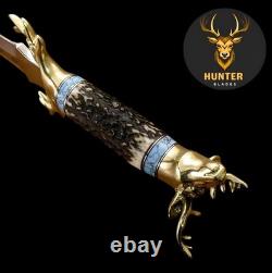 Dague de combat fantasy en acier D2 fait main avec un cerf en laiton 3D et un manche en cerf