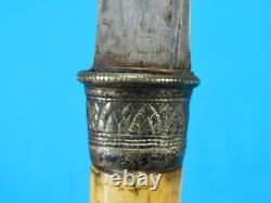 Dague de combat indonésienne antique du 19e siècle avec fourreau