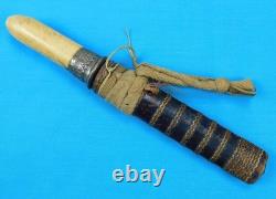 Dague de combat indonésienne antique du 19e siècle avec fourreau