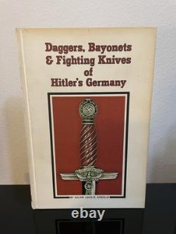 Dagues, baïonnettes, couteaux de combat / Armes blanches, Major John R. Angolia, lot de 2
