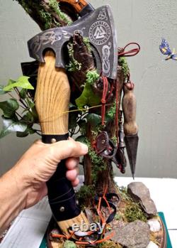 Ensemble viking. Hache, couteau de Damas, dague de Damas, fourreaux et support. Neuf