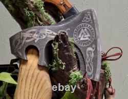 Ensemble viking. Hache, couteau de Damas, dague de Damas, fourreaux et support. Neuf