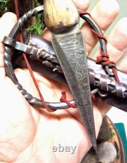 Ensemble viking. Hache, couteau de Damas, dague de Damas, fourreaux et support. Neuf