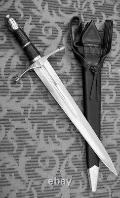 Traduisez ce titre en français : Poignard de chasse médiéval prêt au combat, forgé à la main en acier J2, avec fourreau.